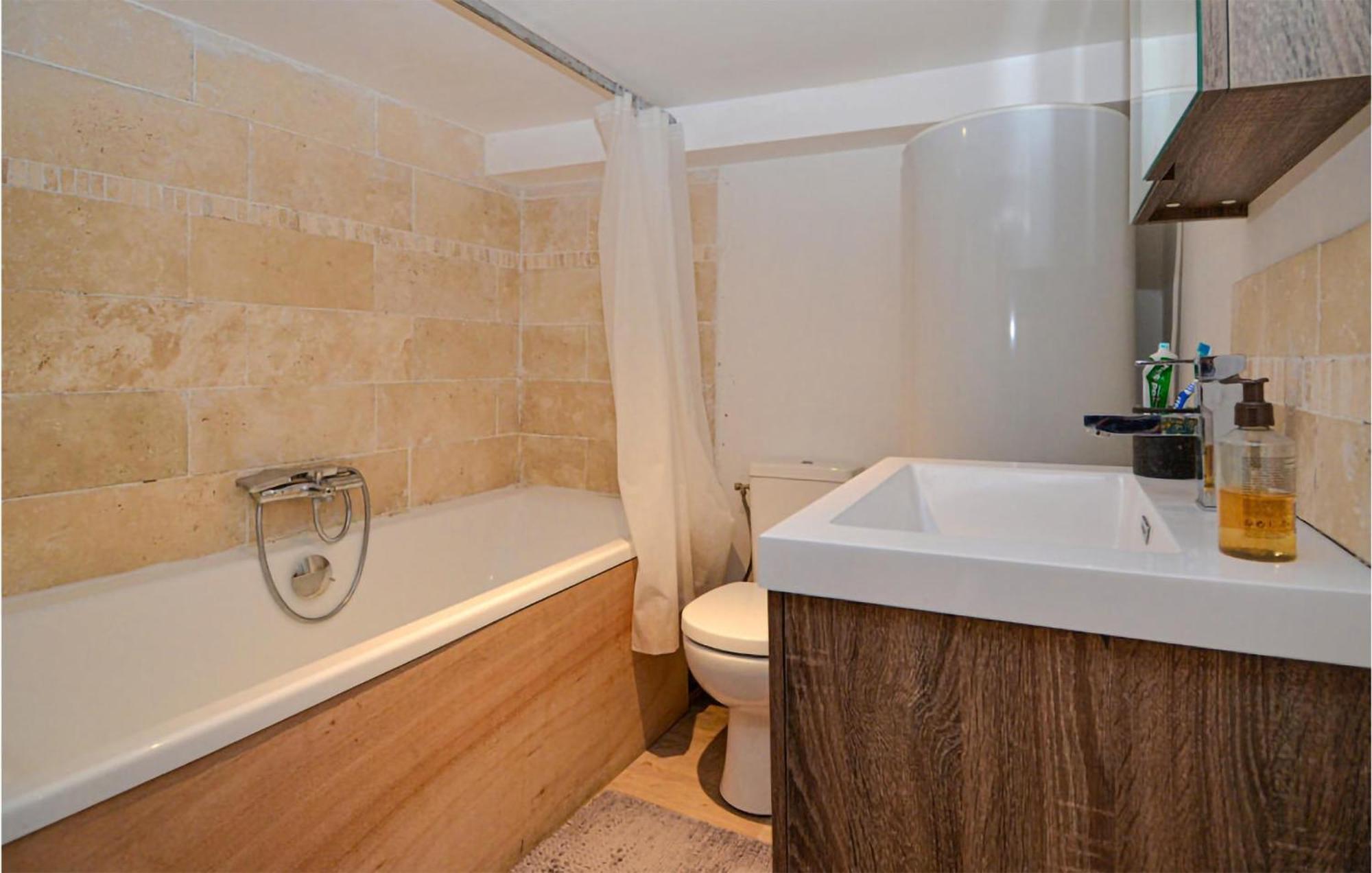 Awesome Apartment In Pujaut With Swimming Pool Dış mekan fotoğraf