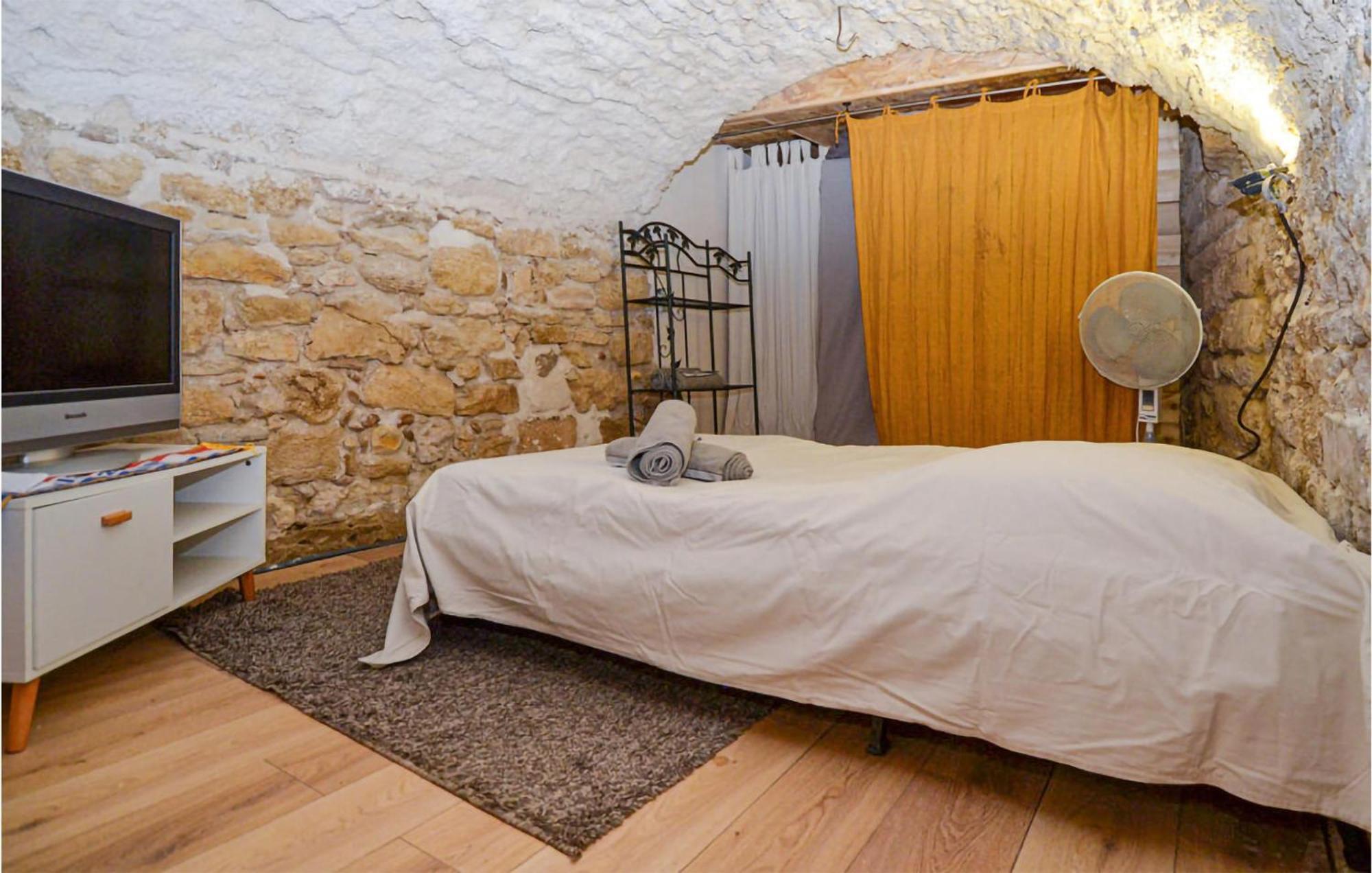 Awesome Apartment In Pujaut With Swimming Pool Dış mekan fotoğraf